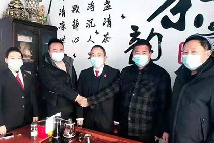 起诉对方所需的具体欠款金额是多少？